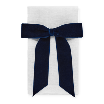 Granatowa aksamitna kokarda na białej serwetce