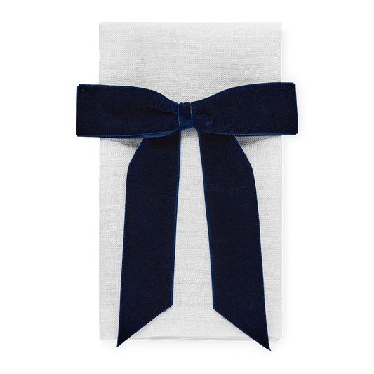 Granatowa aksamitna kokarda na białej serwetce