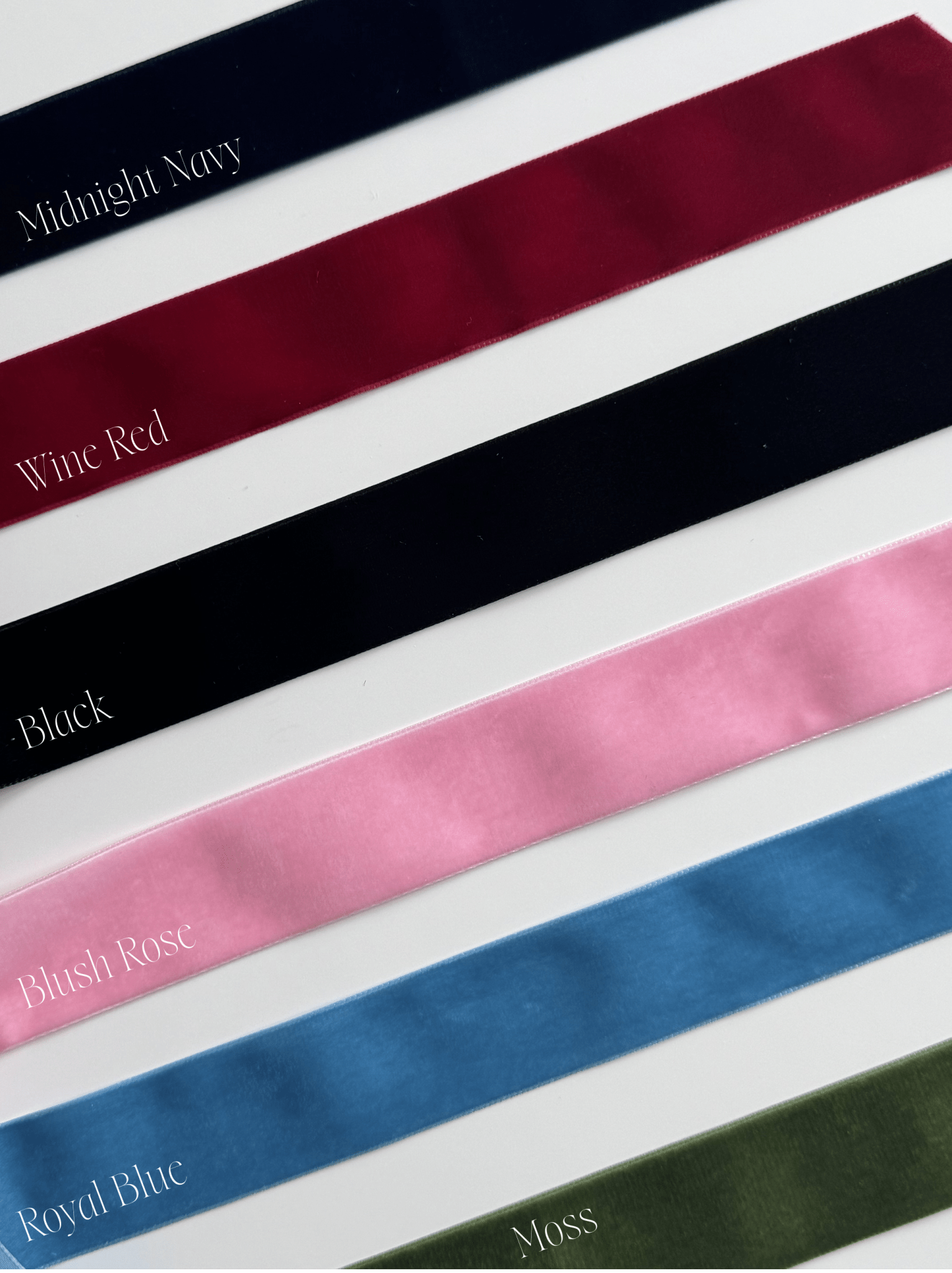 6 dostępnych kolorów wstążek: granatowy, winny, czarny, różany, chabrowy, mechowo-zielony.