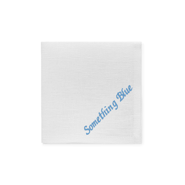 Lniana chusteczka z napisem „Something Blue” w kolorze jasno niesbieskim.