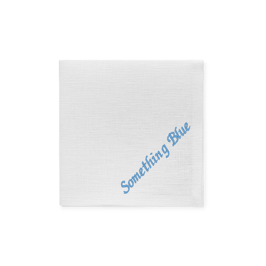 Lniana chusteczka z napisem „Something Blue” w kolorze jasno niesbieskim.